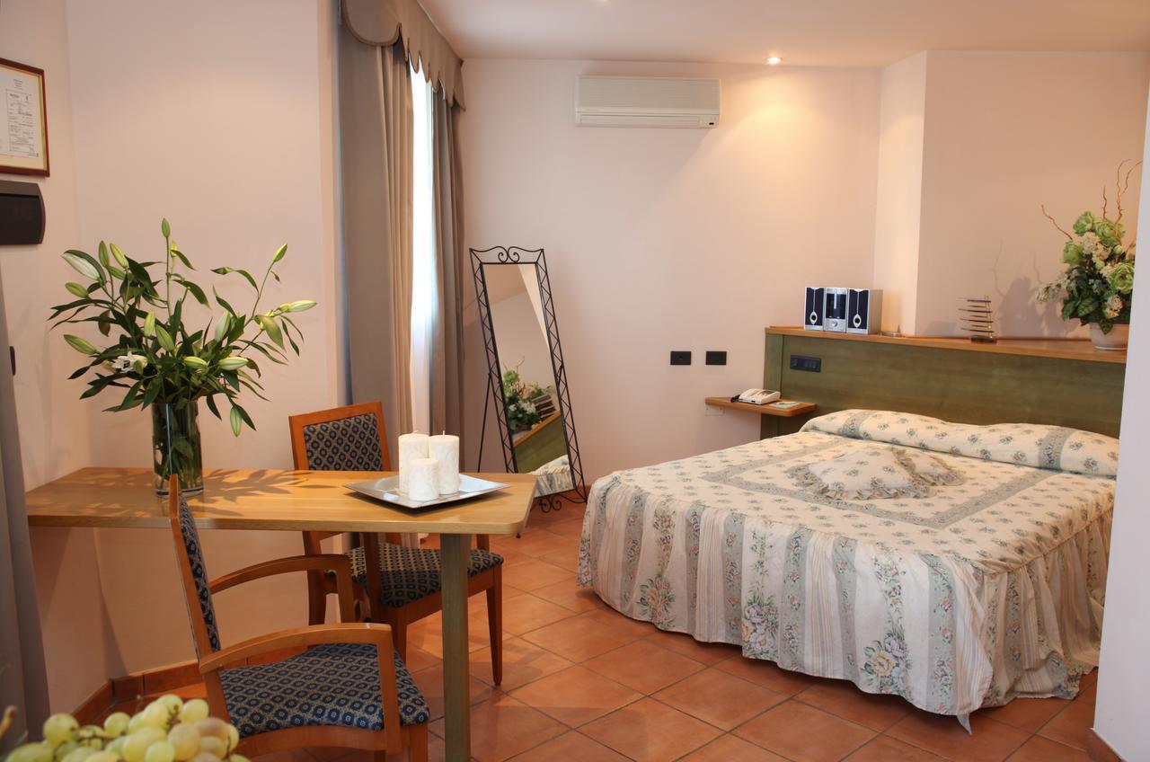 Hotel Plaza Llido Degli Estensi Eksteriør bilde